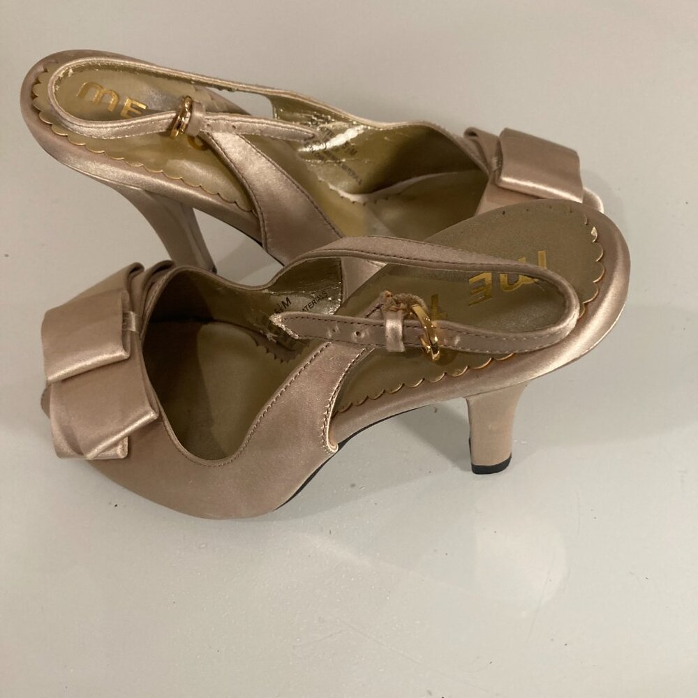 Me Too Champagne Satin Bow Heels Peep Toe Slingback Dress Shose. Size: 5.5